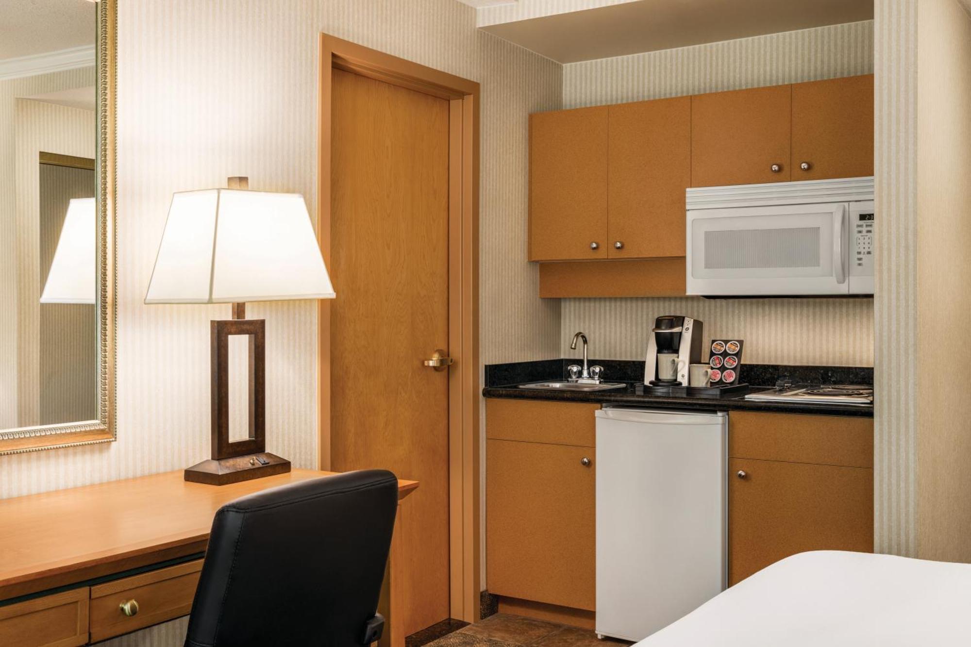 Holiday Inn & Suites North Vancouver By Ihg Bagian luar foto