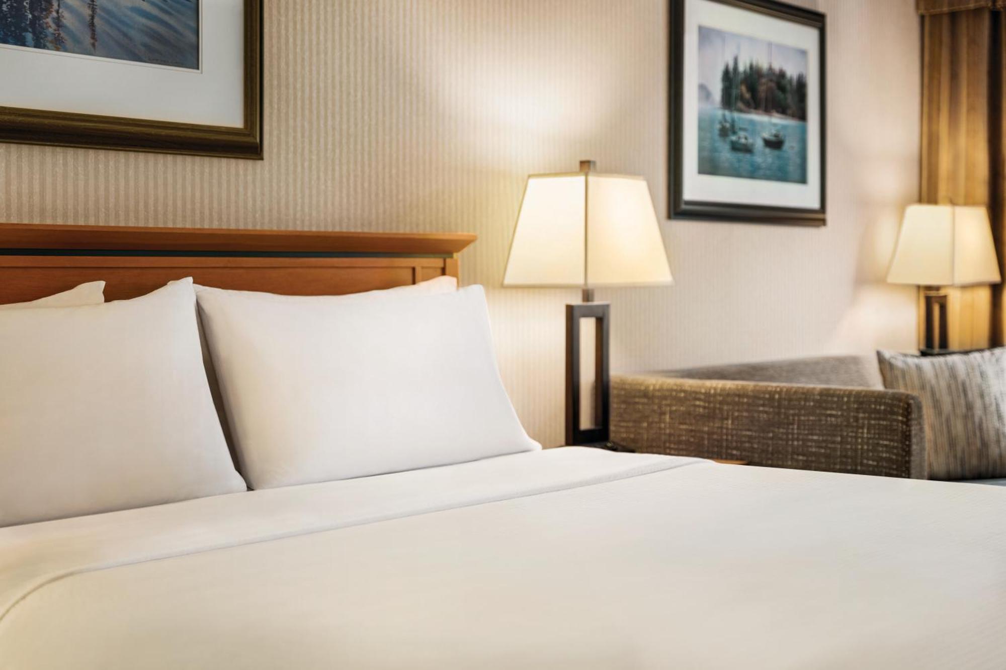 Holiday Inn & Suites North Vancouver By Ihg Bagian luar foto