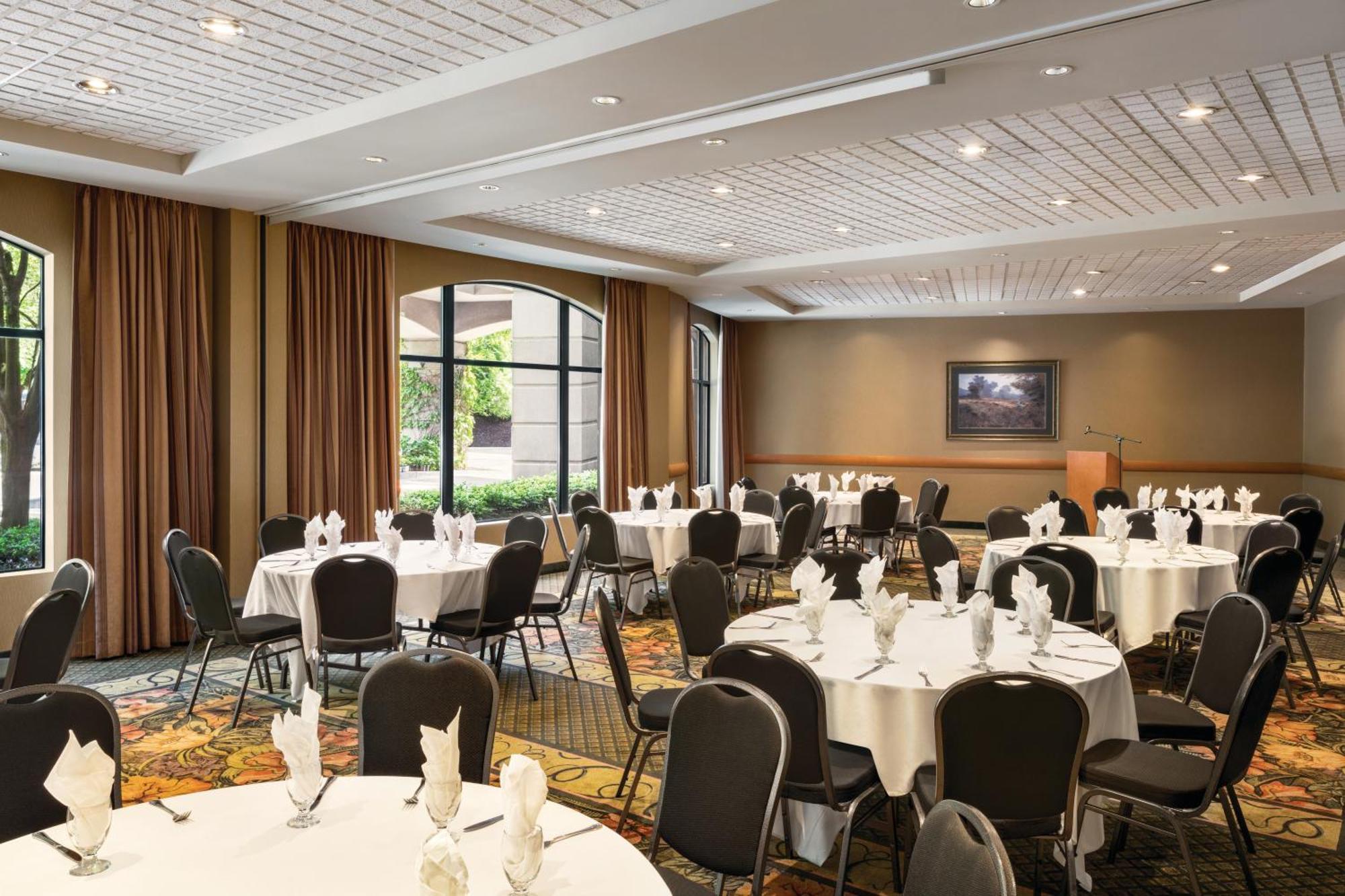 Holiday Inn & Suites North Vancouver By Ihg Bagian luar foto