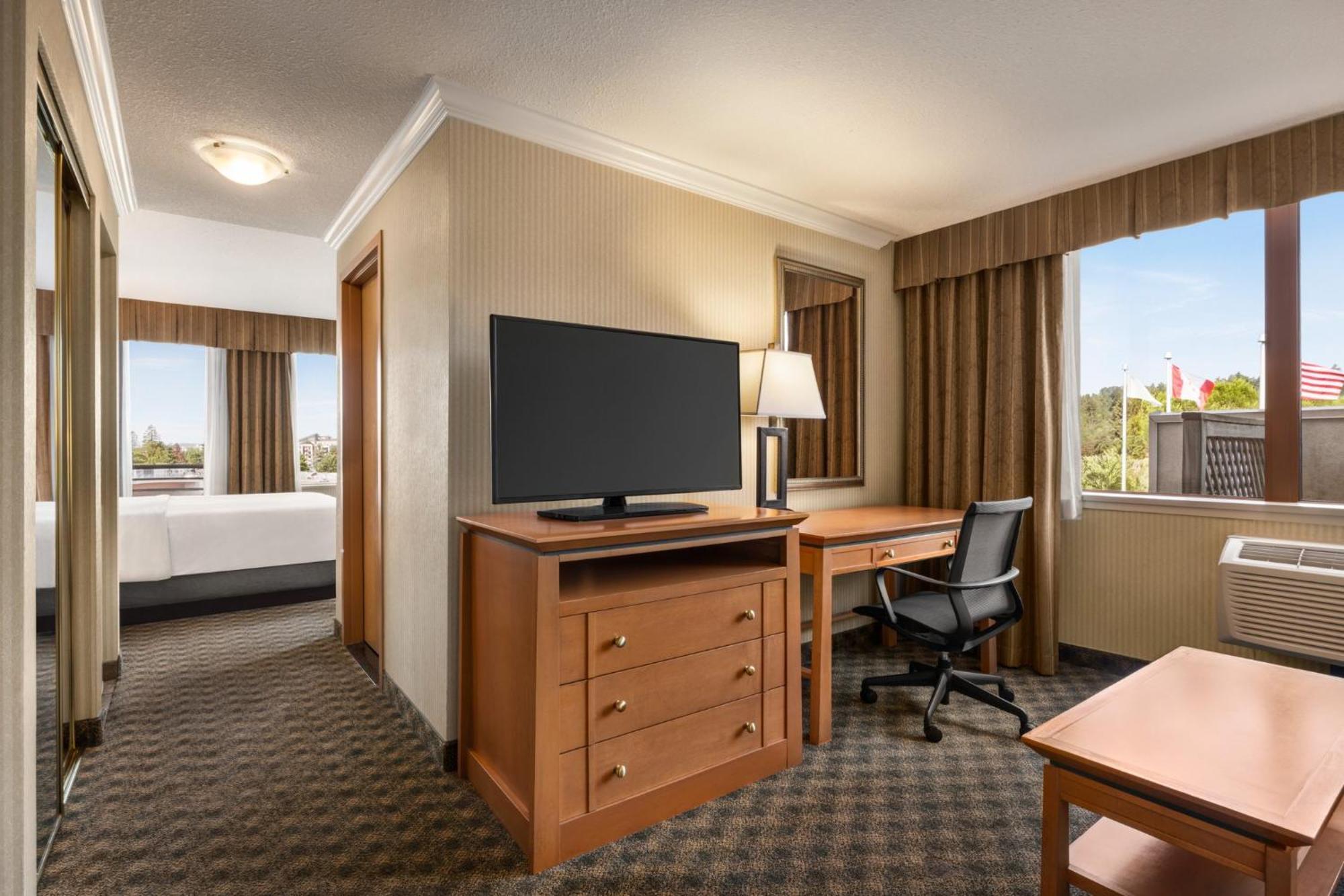 Holiday Inn & Suites North Vancouver By Ihg Bagian luar foto