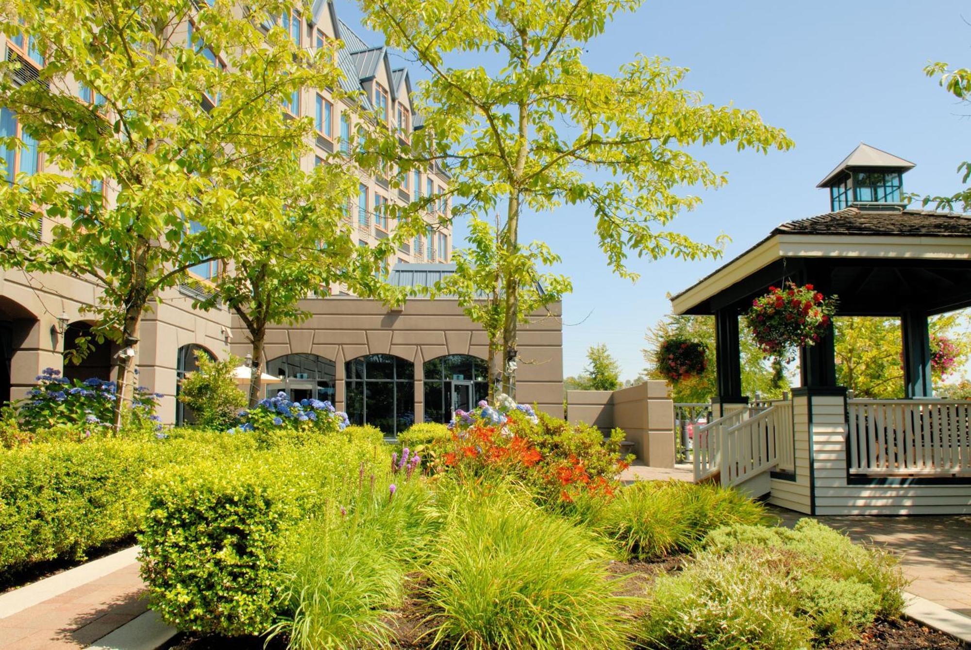 Holiday Inn & Suites North Vancouver By Ihg Bagian luar foto
