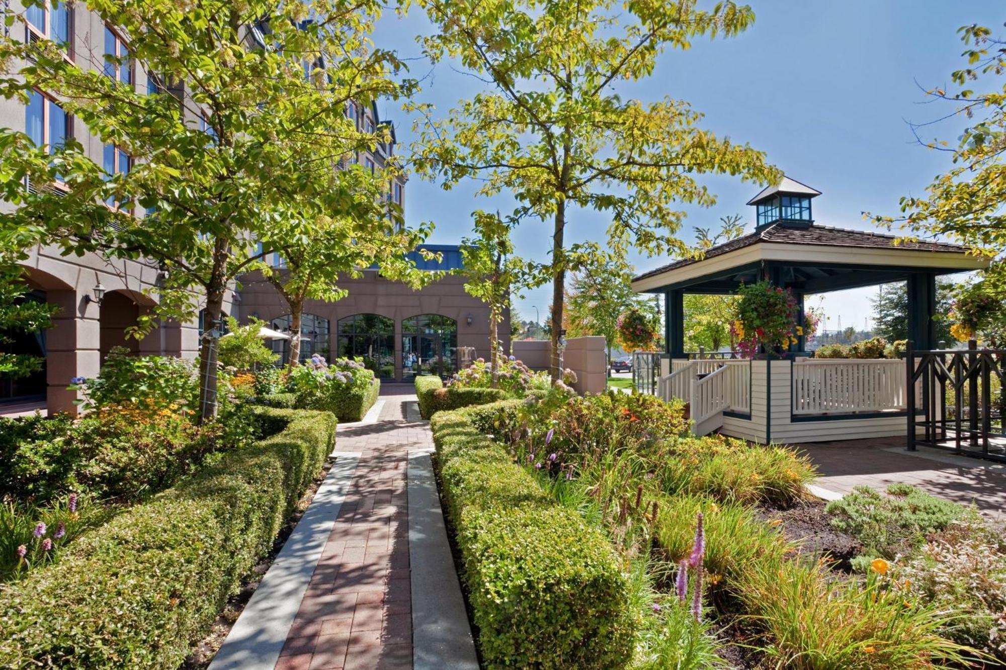 Holiday Inn & Suites North Vancouver By Ihg Bagian luar foto