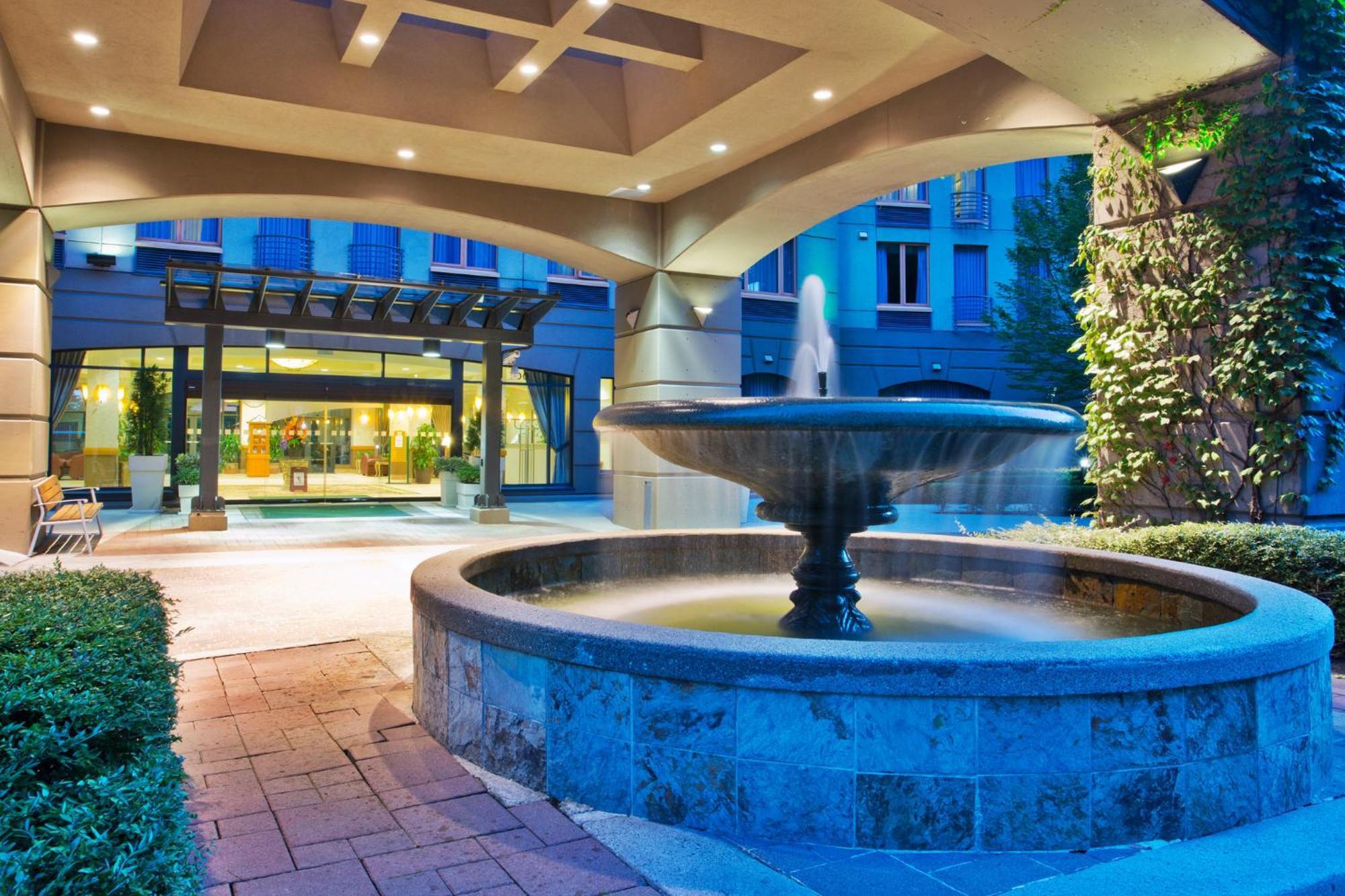 Holiday Inn & Suites North Vancouver By Ihg Bagian luar foto
